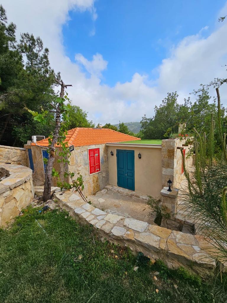 Guesthouse One with Pool – Baaqline, Chouf