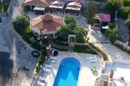 Stivo Cabin with Shared Pool – Aabdelli,  Batroun