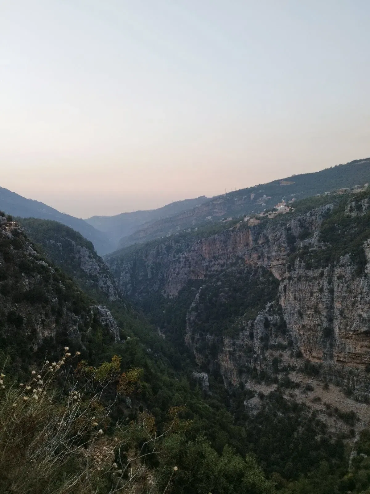 Road to Chouwen Lake